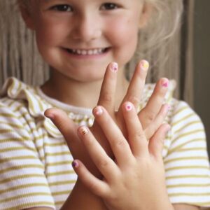 Moses Krabbelkäfer "Fingernagel Tattoos"